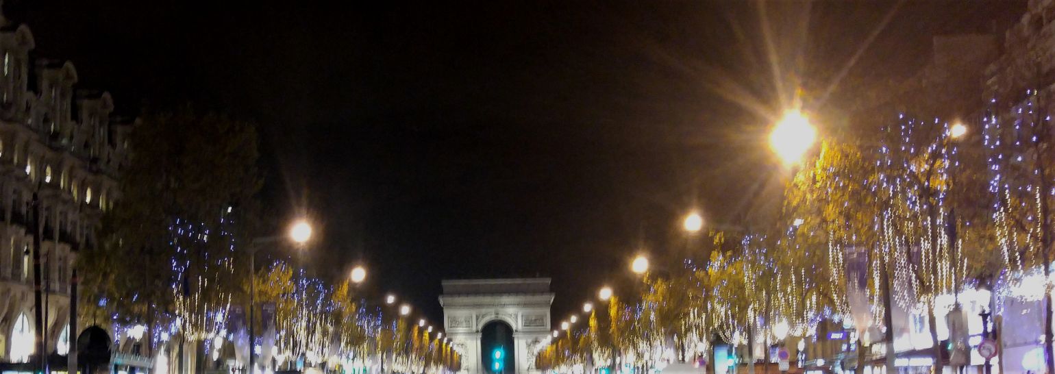 Com grandes lojas e avenida icônica iluminadas e com clima de magia nos mercados de Natal, Paris torna-se ainda mais espetacular