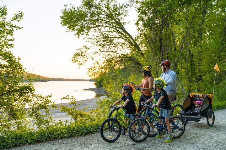 Descubra a magia do verão no MISSOURI com passeios tranquilos de flutuação pelo deslumbrante Current River