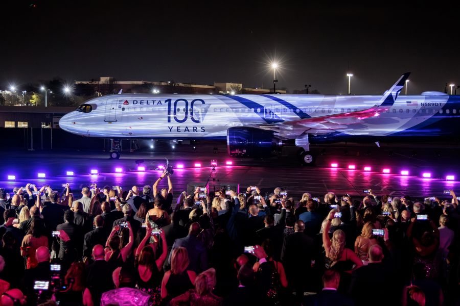 Em evento de gala, Delta apresenta a pintura especial das aeronaves em homenagem aos seus 100 anos