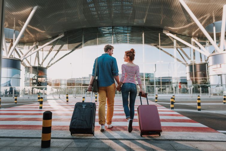4 em cada 10 brasileiros entrevistados já tiveram um “amor de viagem”, mostra estudo