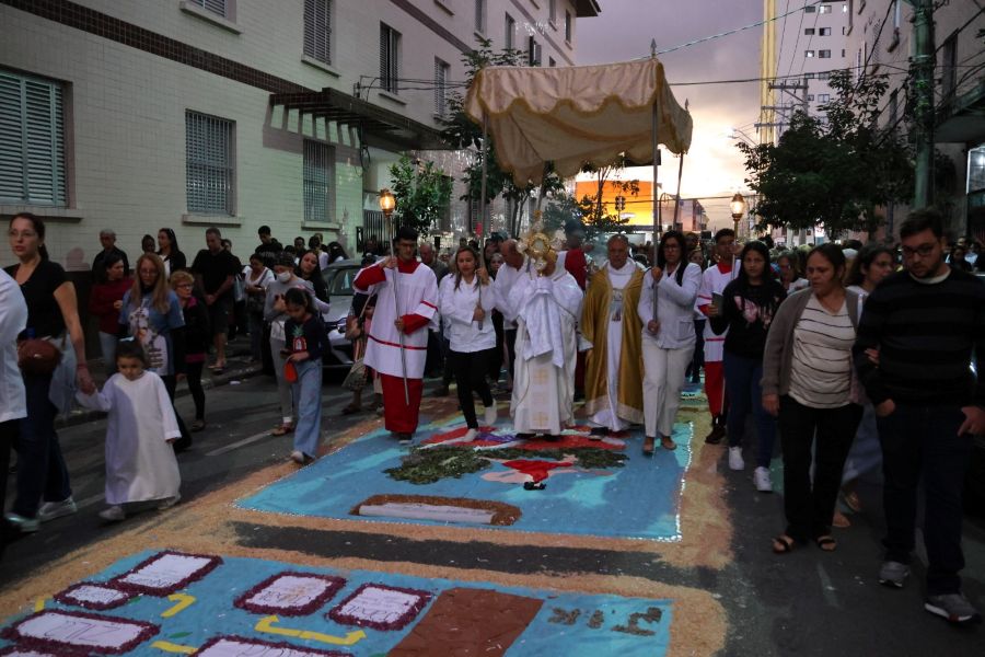 Tapetes, missas e procissões: feriado de Corpus Christi promete agitar a Baixada Santista e o Litoral Sul
