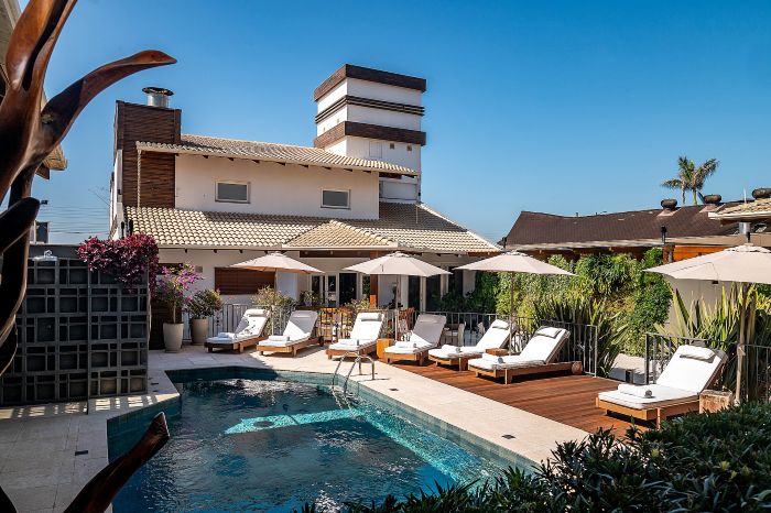 Inverno no litoral catarinense com charme: hotel oferece diária grátis na Praia Brava