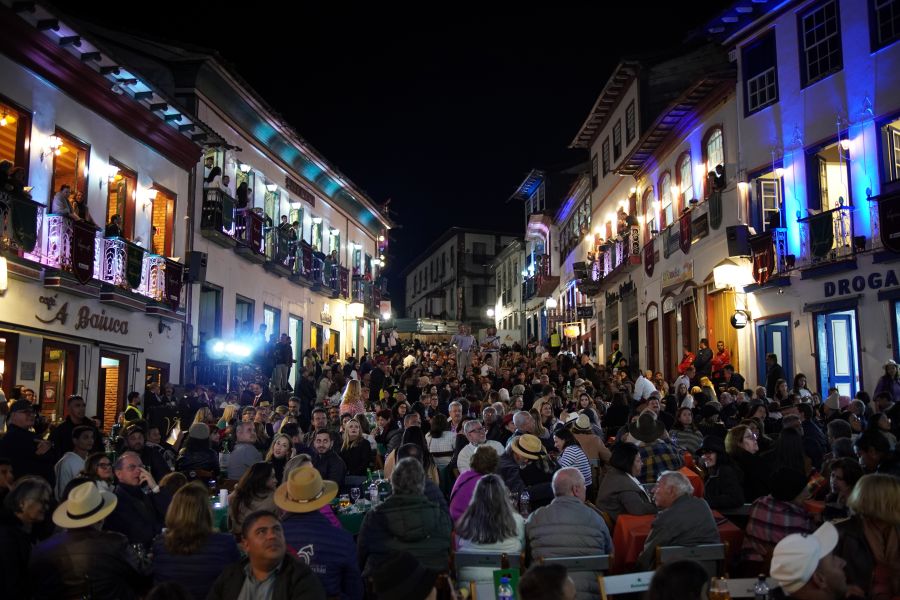 Serenatas invertidas nas sacadas encantam turistas em Diamantina