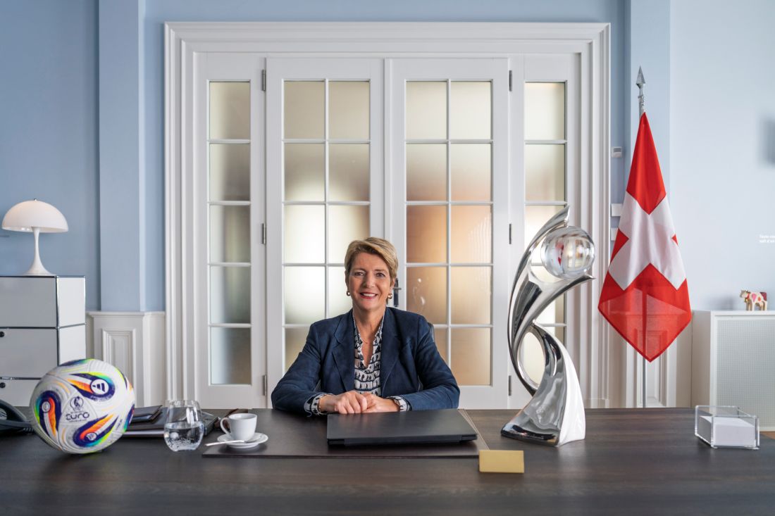 Suíça é sede da UEFA Women 2025: Karin Keller-Sutter, presidente da Confederação Suíça surpreende com mensagem em vídeo bem-humorado