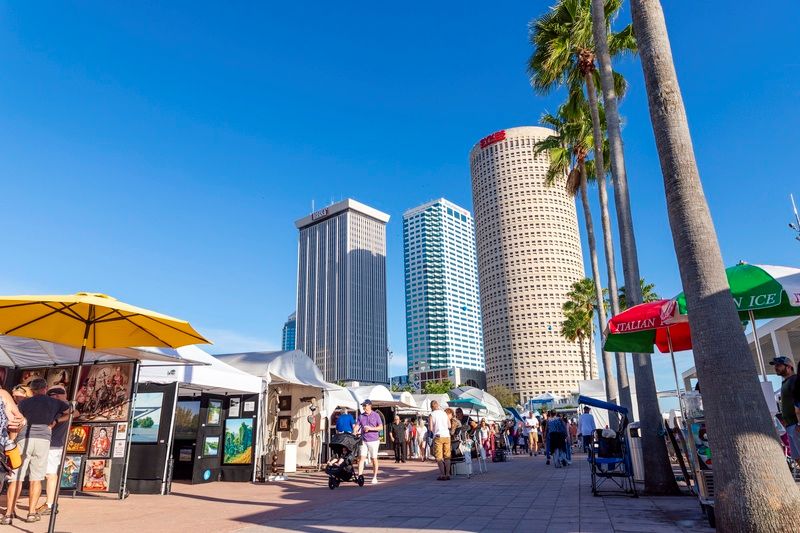 Hora de se divertir em Tampa Bay: shows, feirinhas e emoção nos parques temáticos