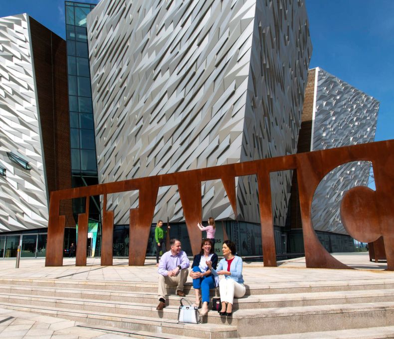 Uma cidade portuária dinâmica com um passado colorido, Belfast é um vibrante centro cultural na costa leste da Irlanda do Norte