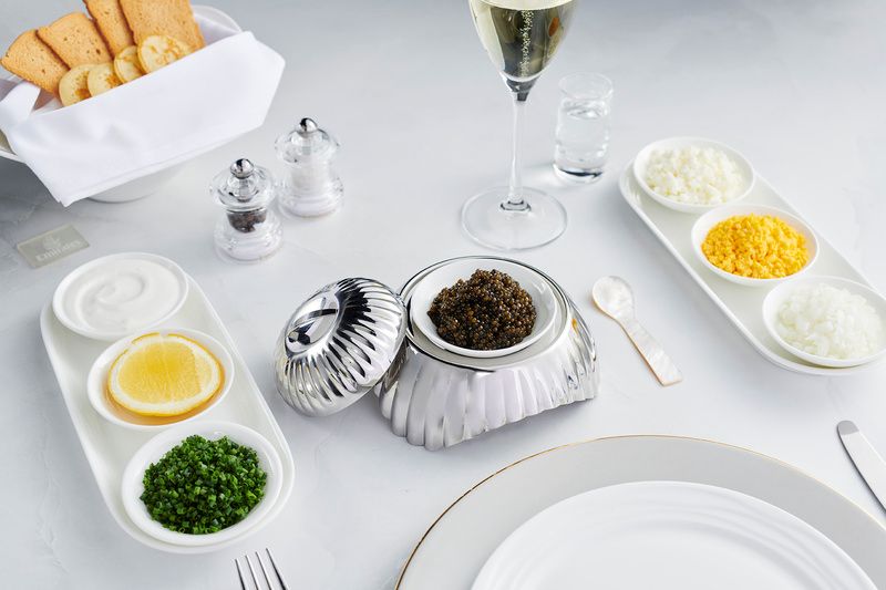 Emirates registra aumento de 30% no consumo de caviar entre passageiros da Primeira Classe