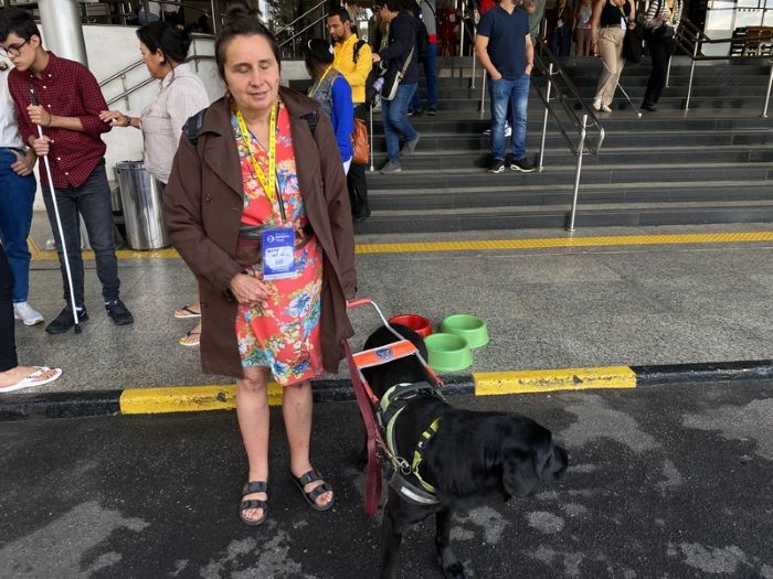 Holiday Inn recebe cães-guias e cria espaço de alimentação especialpara o bem-estar animal