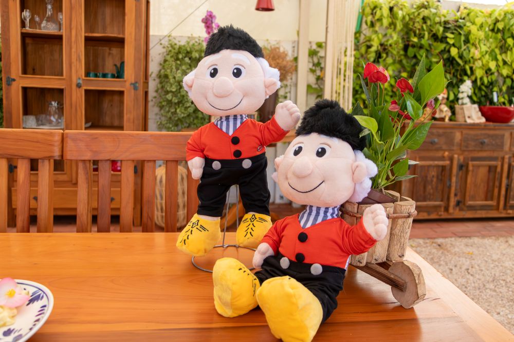 Boneco de pelúcia em homenagem a Piet Schoenmaker, ícone da cultura holandesa em Holambra é lançado na Expoflora