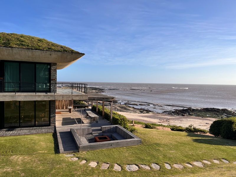 Arte e design autoral, refúgio minimalista e atmosfera residencial: conheça quatro hotéis no Uruguai reconhecidos pelo Guia Michelin