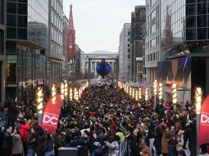 Washington, DC quebra recorde mundial com o maior beijo coletivo sob o visco