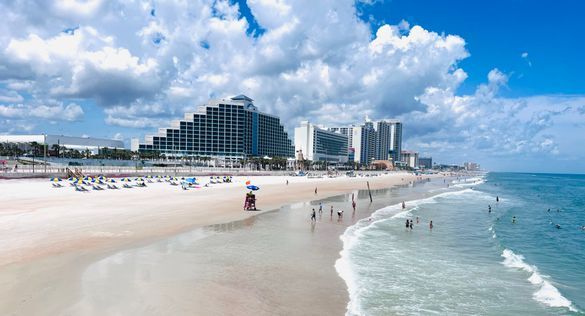 Férias de primavera em família na praia na região de Daytona Beach