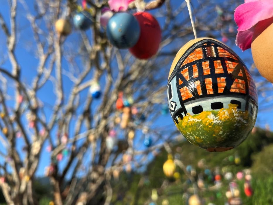 Comunidade une esforços para colorir bairro histórico de Pomerode na Páscoa