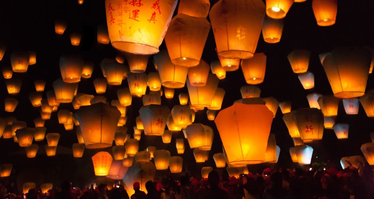 Lanternas iluminam o céu e cerejeiras em flor revelam uma das experiências mais simbólicas de Taiwan