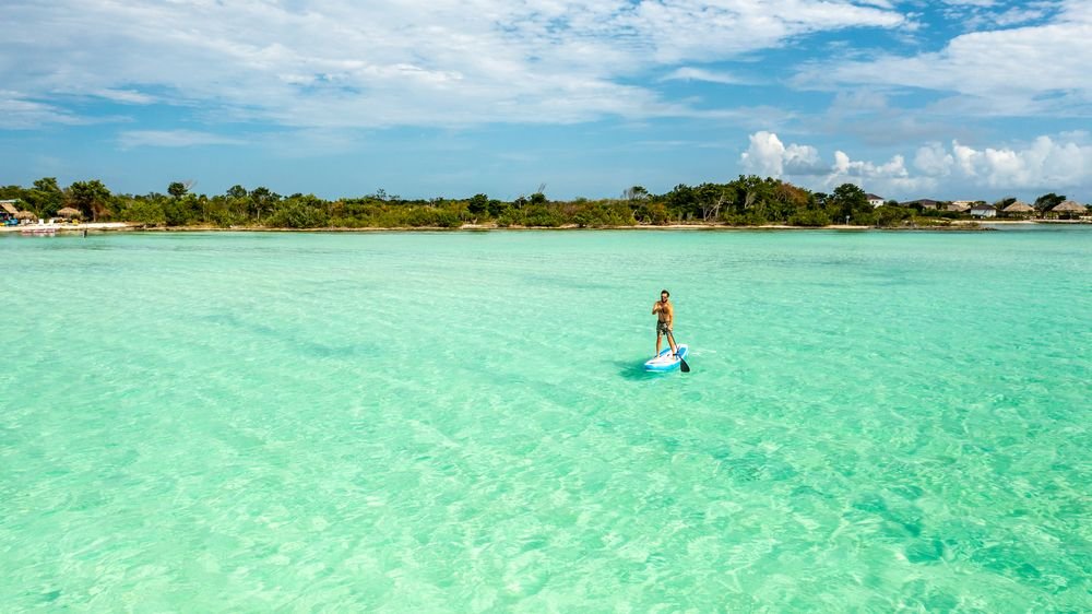 Belize: onde a água guia a jornada entre selvas, templos maias e o maior recife do Caribe