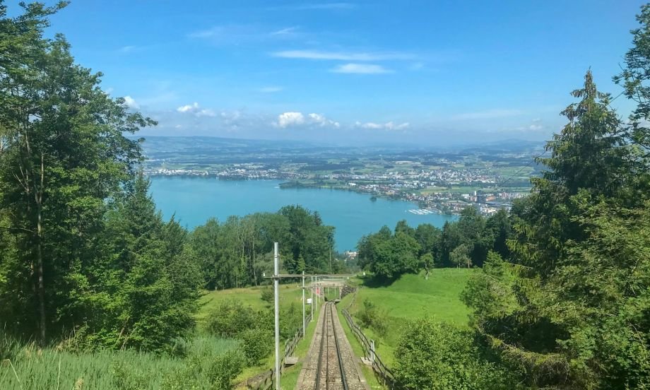 A montanha Zugerberg é um destino ideal para excursões de amantes da natureza e entusiastas de esportes durante todo o ano