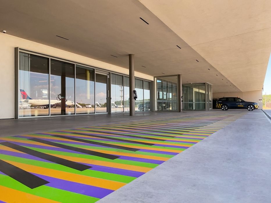 Arte cinética de Carlos Cruz-Diez transforma experiência de viagem no Terminal BTG Pactual