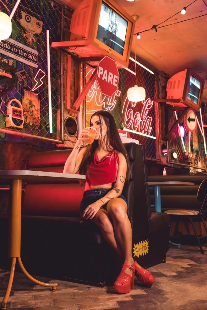 Curitiba ganha bar nostálgico dos anos 90 e 2000 com karaokê, DJs e drinks autorais