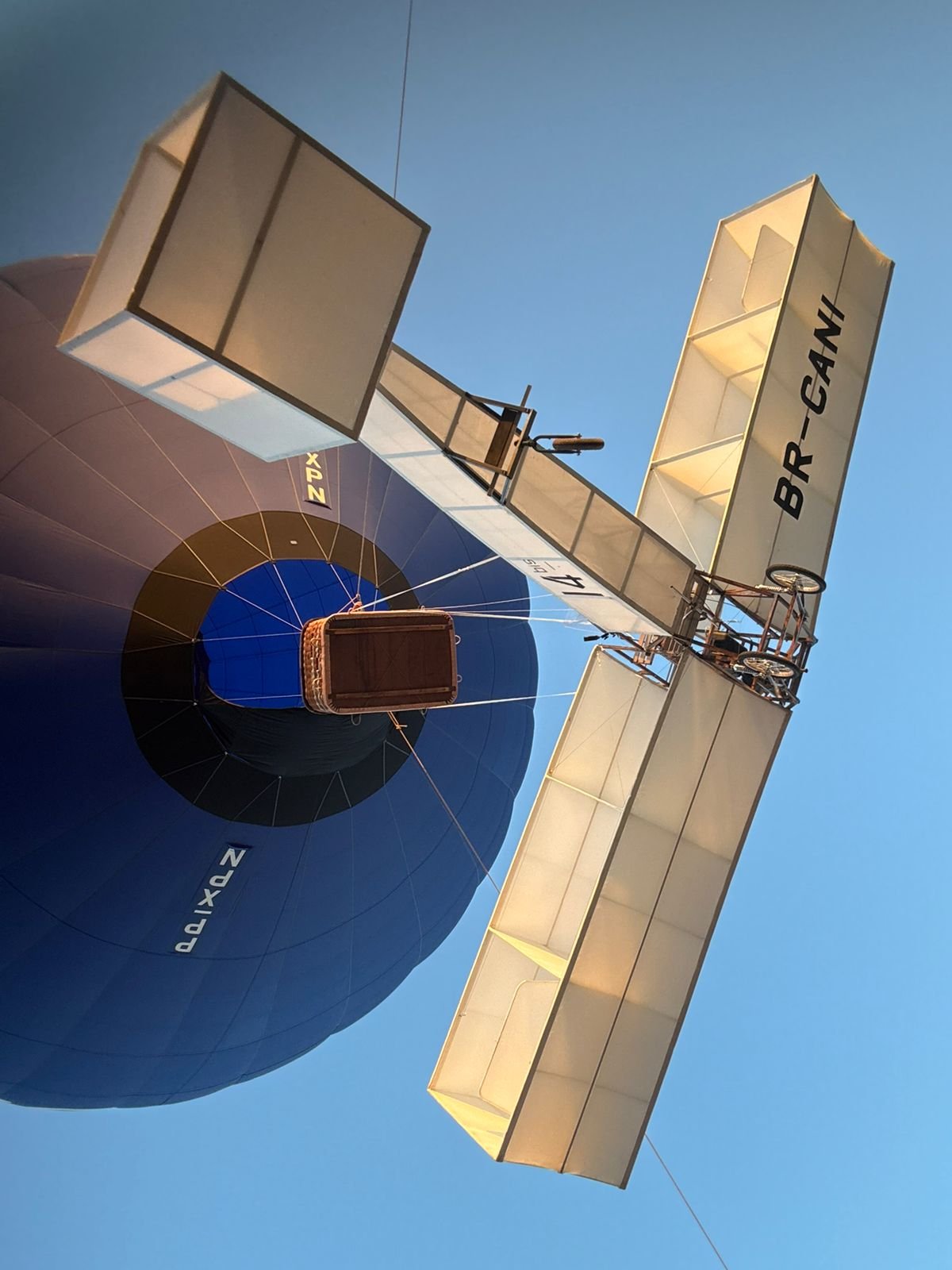 Voo cinematográfico de réplica do 14 Bis marca retomada do aeroporto de São Pedro (SP)