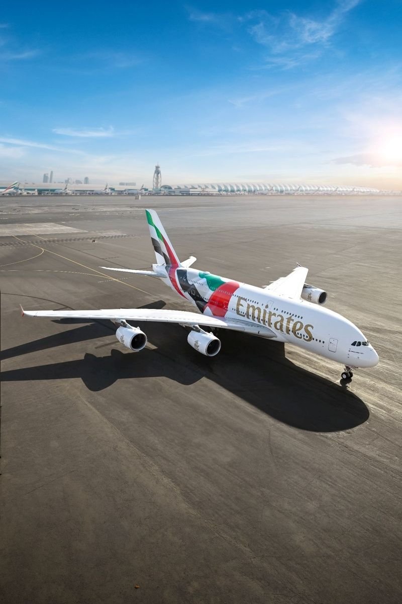 Emirates estreia pintura especial com bandeira dos Emirados Árabes Unidos no A380