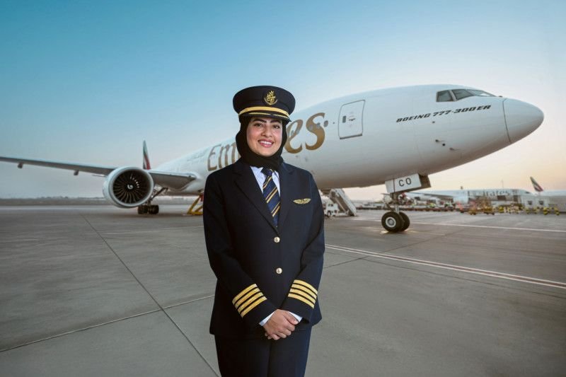 Emirates nomeia primeiras mulheres emiradenses como comandantes de voo