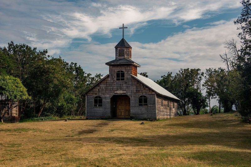 Chiloé: o arquipélago onde o Chile guarda seus mitos, suas igrejas de madeira e um modo de viver fora do tempo