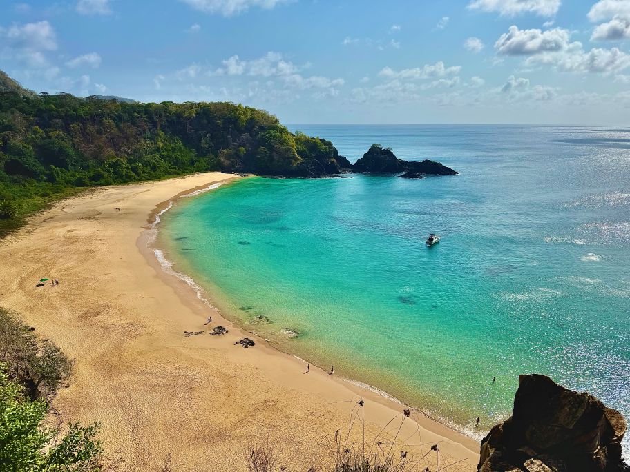 Praia do Sancho, em Fernando de Noronha, está entre as melhores praias do mundo e reforça protagonismo do arquipélago pernambucano