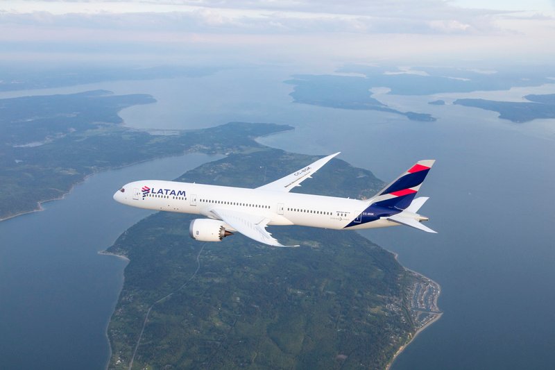 LATAM Boeing 787-9 Dreamliner photographed on May 13, 2016 from Wolfe Air Aviation Learjet 25B.