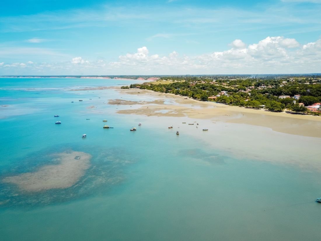 Inverno em Prado encanta turistas com clima agradável, praias tranquilas e temporada das baleias-jubarte