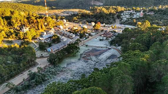 Monte Verde (MG) registra temperatura negativa, com -0,3ºC, e tem forte geada nesta quarta-feira