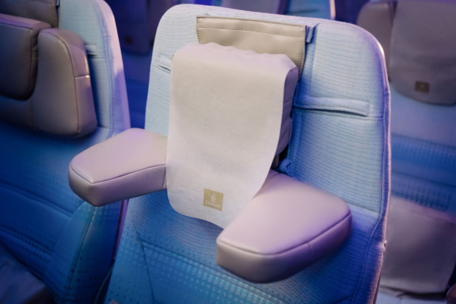Emirates lança inédito encosto de cabeça ergonômico para passageiros da Classe Econômica