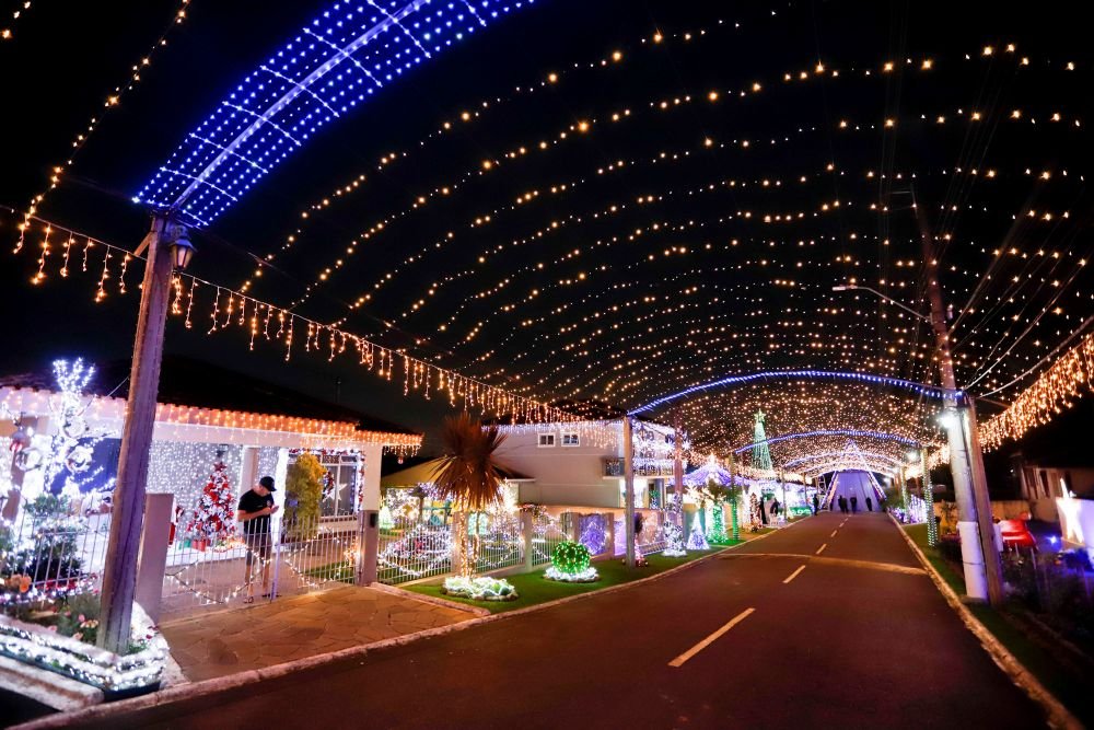 Uma rua, muitas vidas e meses de trabalho para fazer o Natal acontecer