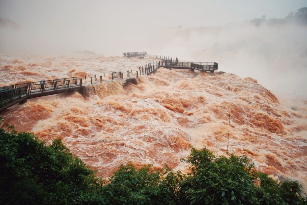 Com vazão dez vezes acima da média histórica, Cataratas do Iguaçu ficam ainda mais impressionantes
