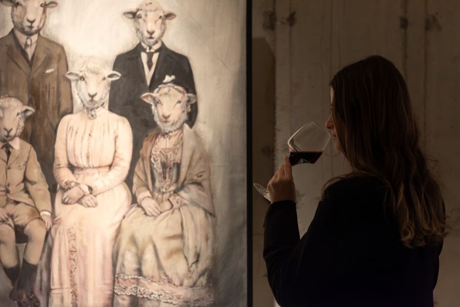 Túnel entre caves da Vinícola Luiz Argenta se transforma em galeria de arte