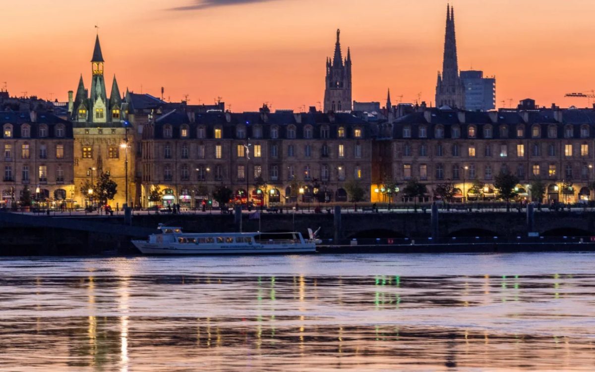 Repleta de uma longa história, a Porte Cailhau oferece uma vista magnífica de Bordeaux