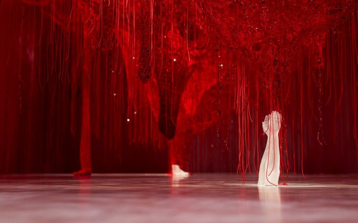 Na Áustria, Swarovski Kristallwelten inaugura nova Câmara das Maravilhas criada pela artista Japonesa Chiharu Shiota