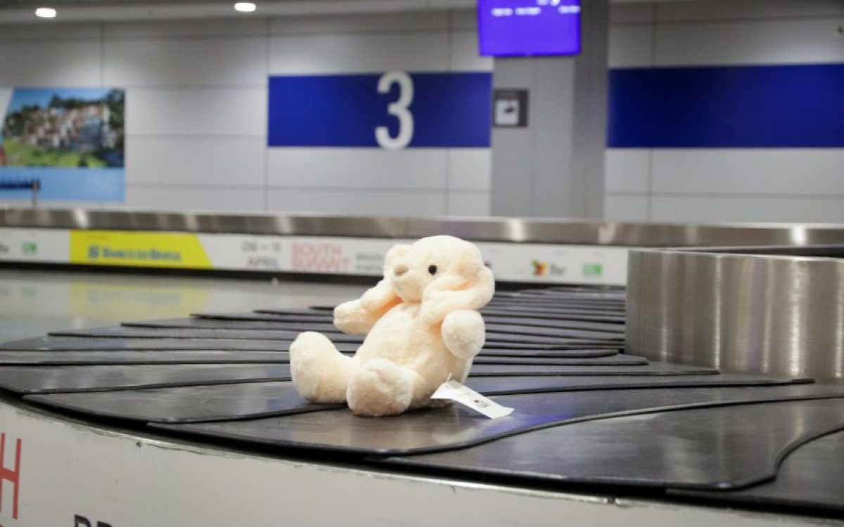Passageiros são surpreendidos com presentes de Páscoa na esteira de bagagens dos aeroportos de Porto Alegre e Fortaleza