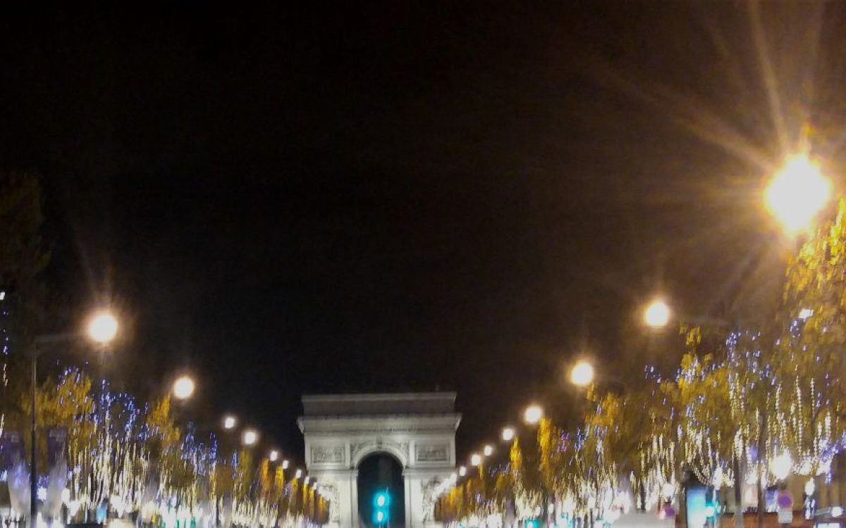 Com grandes lojas e avenida icônica iluminadas e com clima de magia nos mercados de Natal, Paris torna-se ainda mais espetacular